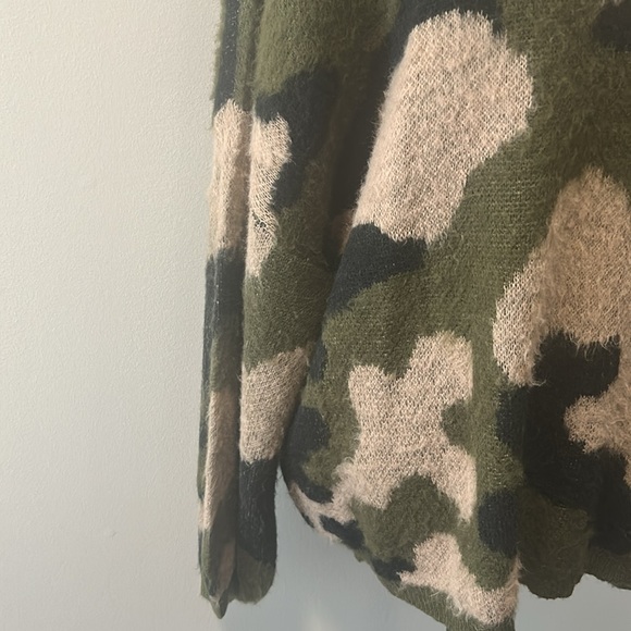 NWOT.  Woman’s long sleeve eyelash sweater with round neckline & predator print. - Picture 4 of 10